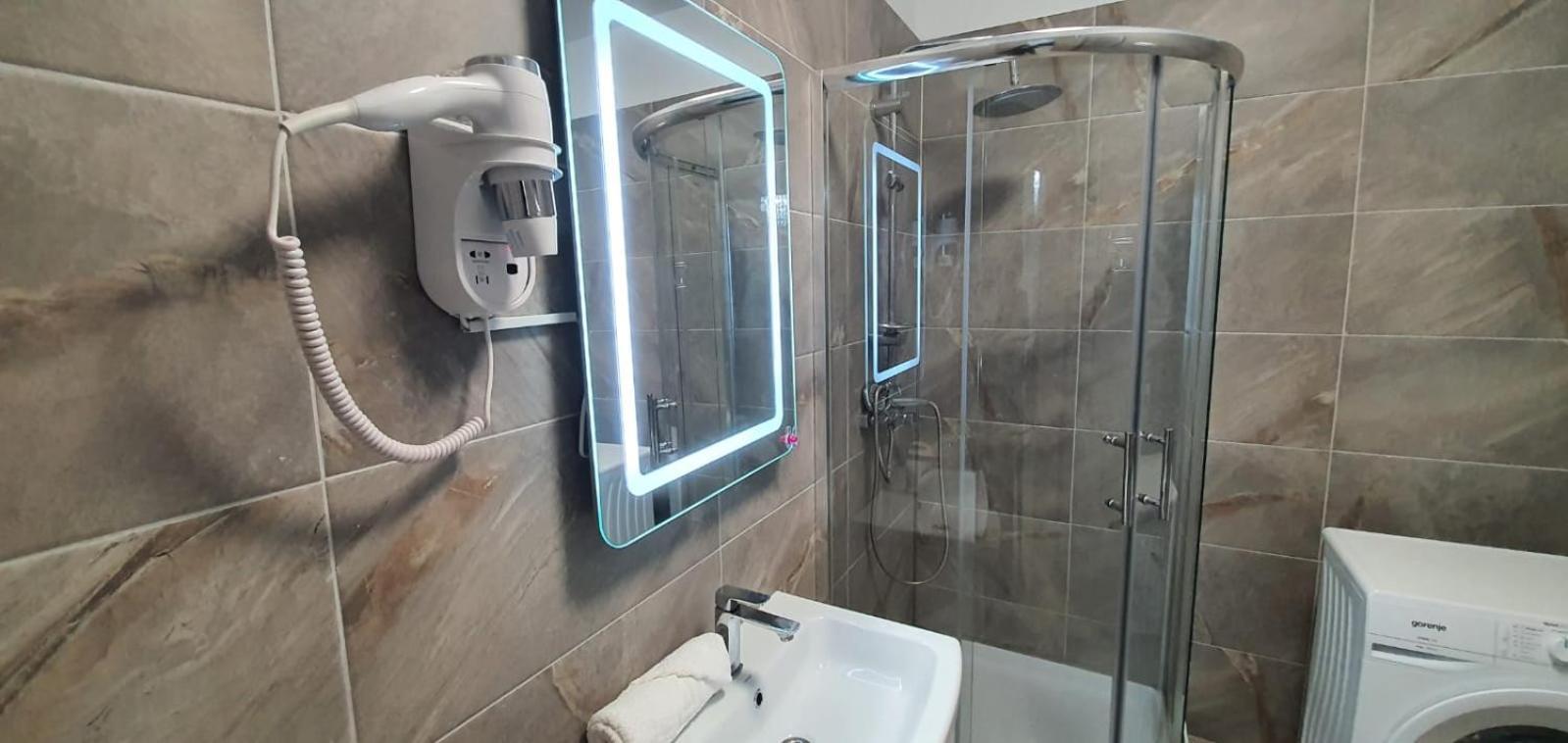 Alezzi Luxury Apartment Spa Resort Piscina Incalzita Sauna Parking นาโวดาริ ภายนอก รูปภาพ